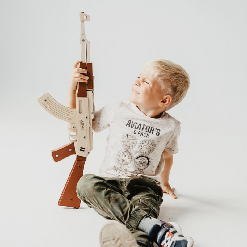 Многозарядный автомат-резинкострел ARMA из дерева, фрагментарно окрашенный, со стрельбой очередями и съемным прикладом