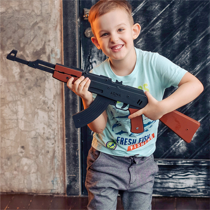Стреляющий очередями автомат-резинкострел ARMA из дерева, со съемным прикладом, окрашенный под боевой
